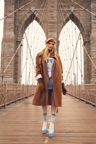 BRAUNER TRENCHCOAT TRÄGT