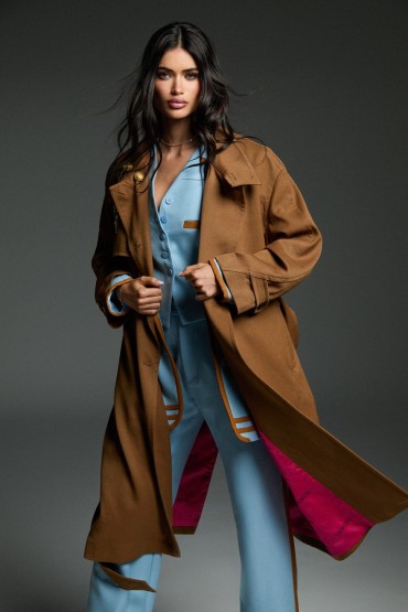 BRAUNER TRENCHCOAT TRÄGT