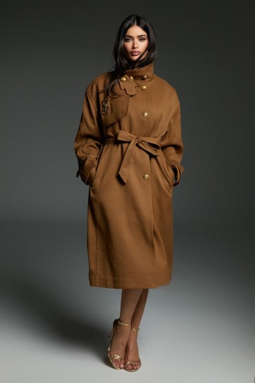 BRAUNER TRENCHCOAT TRÄGT