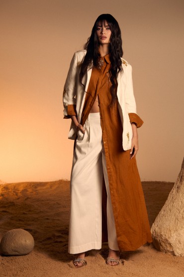 BRAUNES HEMDKLEID MIT STRASSSTEINEN