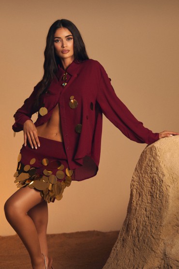 CAMISA ROJA CON LENTEJUELAS DORADAS