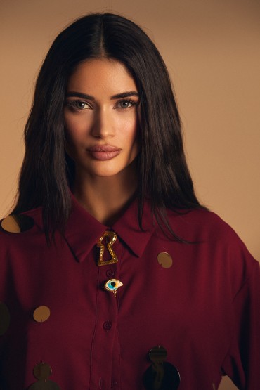 CAMISA ROJA CON LENTEJUELAS DORADAS