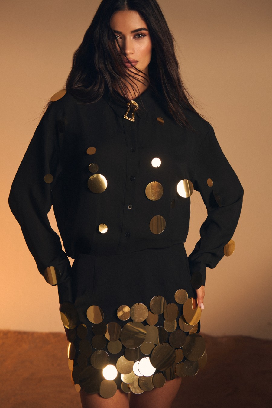 CAMISA NEGRA LENTEJUELAS DORADAS