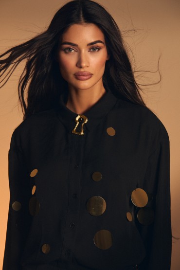 CAMISA NEGRA LENTEJUELAS DORADAS