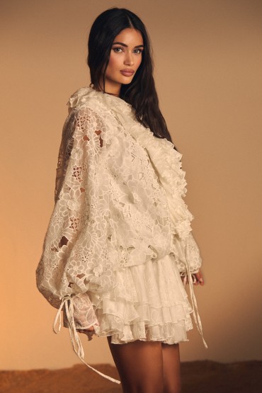 WEISSES MAXIKLEID MIT SCHNÜRUNG