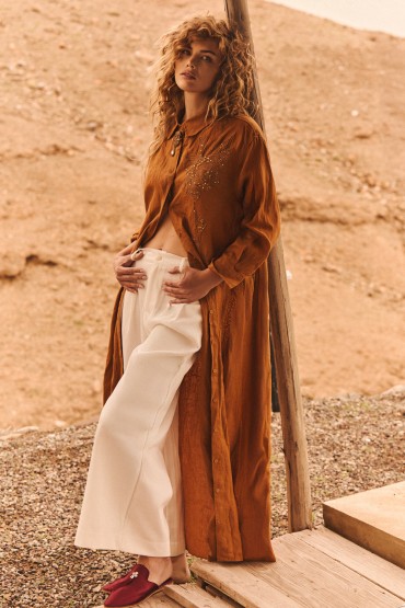 BRAUNES HEMDKLEID MIT STRASSSTEINEN