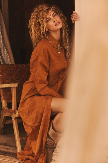 BRAUNES HEMDKLEID MIT STRASSSTEINEN