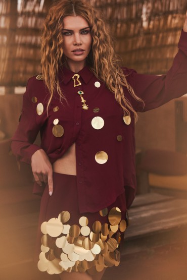 CAMISA ROJA CON LENTEJUELAS DORADAS