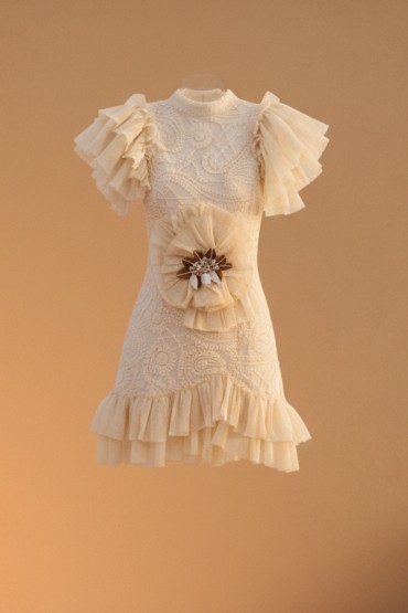VESTIDO BEIGE FRUNCIDO CUELLO ALTO