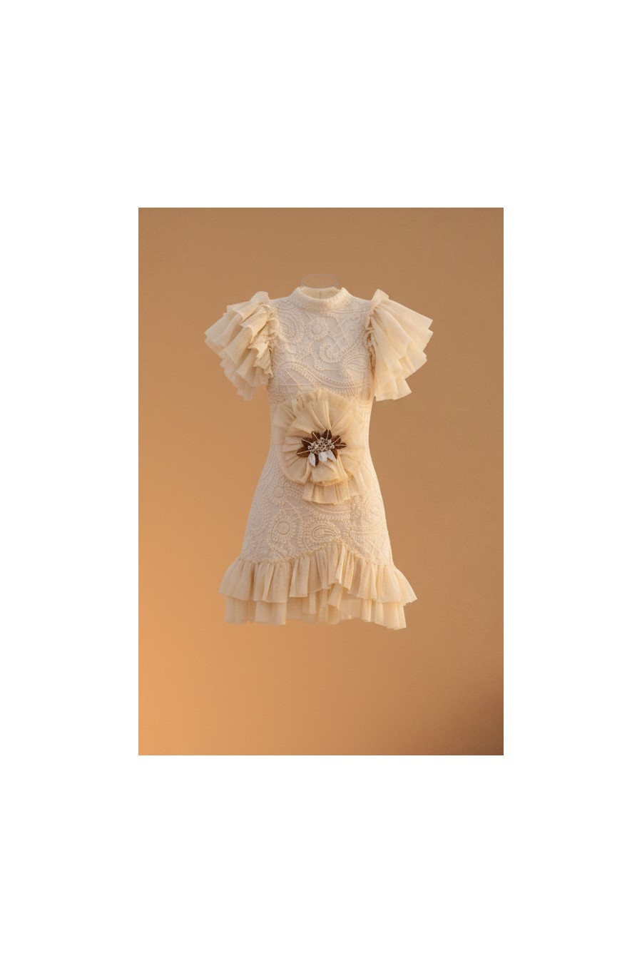 ROBE BEIGE COL ROULÉ À VOLANTS