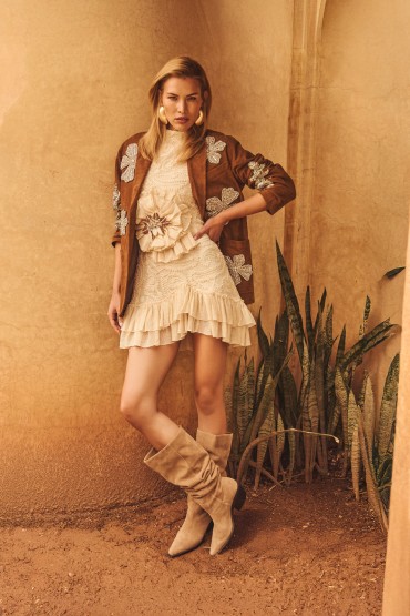 VESTIDO BEIGE FRUNCIDO CUELLO ALTO