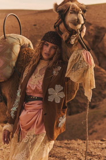 CHAQUETA DE ANTE MARRÓN CON PEDRERÍA PLATA | COLECCIÓN VERANO