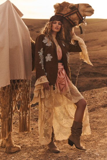 CHAQUETA DE ANTE MARRÓN CON PEDRERÍA PLATA | COLECCIÓN VERANO