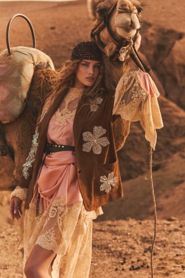 CHAQUETA DE ANTE MARRÓN CON PEDRERÍA PLATA | COLECCIÓN VERANO