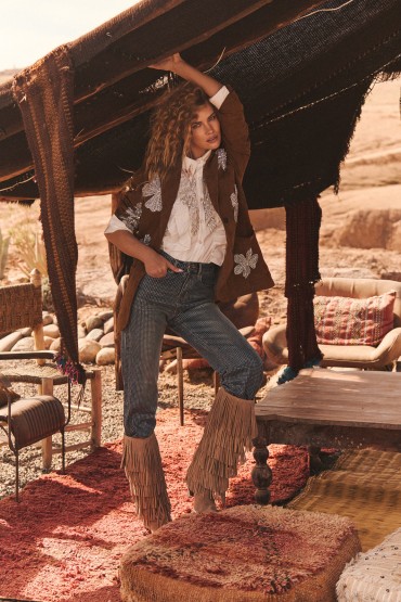 CHAQUETA DE ANTE MARRÓN CON PEDRERÍA PLATA | COLECCIÓN VERANO
