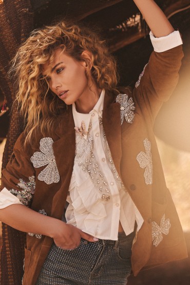 CHAQUETA DE ANTE MARRÓN CON PEDRERÍA PLATA | COLECCIÓN VERANO