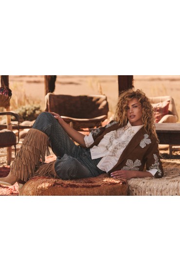 CHAQUETA DE ANTE MARRÓN CON PEDRERÍA PLATA | COLECCIÓN VERANO