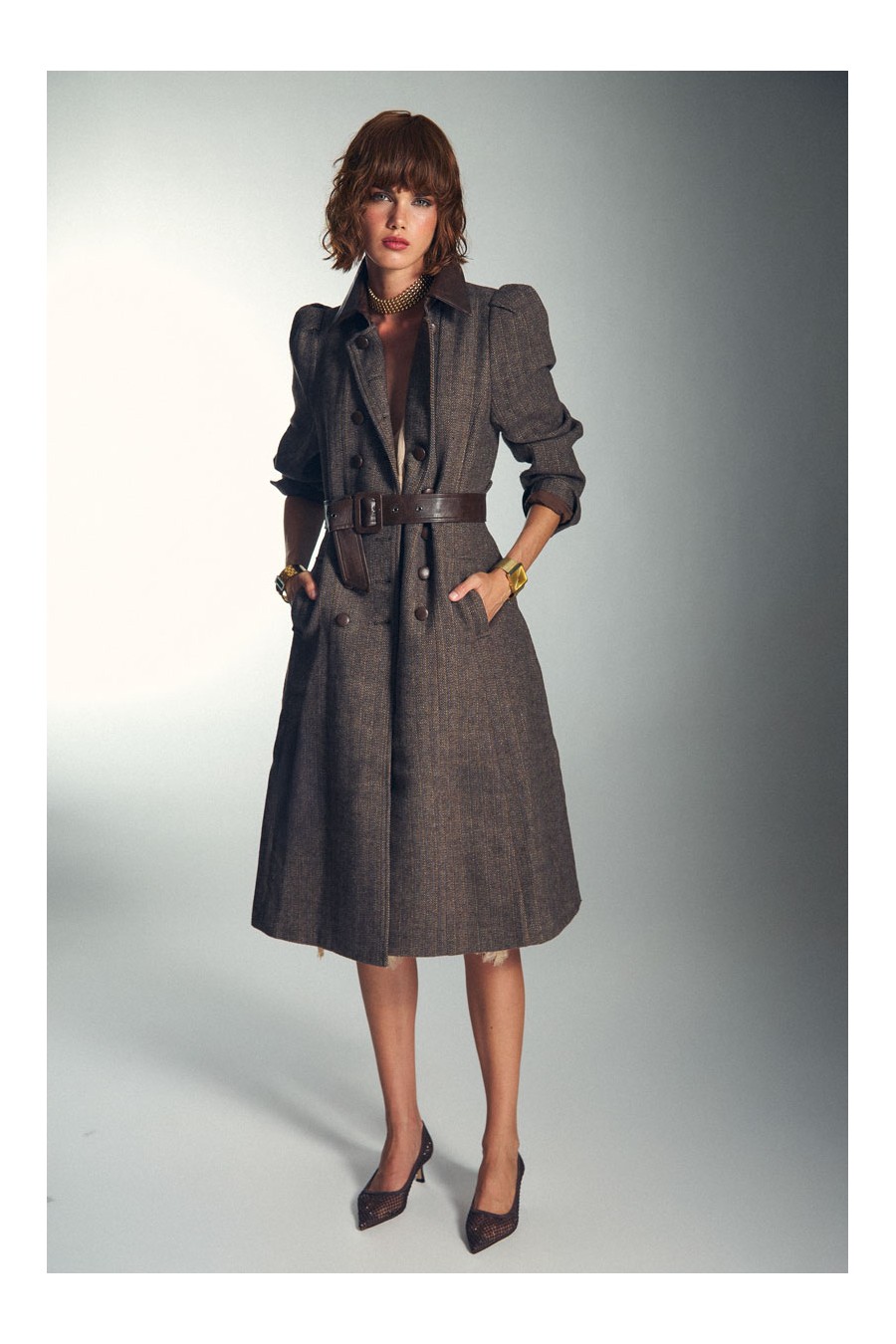 MANTEAU GRIS AVEC DES DÉTAILS EN SIMILICUIR CHOCOLAT