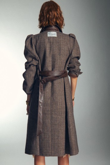 MANTEAU GRIS AVEC DES DÉTAILS EN SIMILICUIR CHOCOLAT