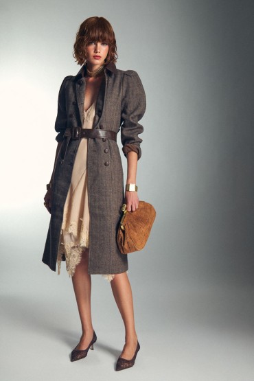 MANTEAU GRIS AVEC DES DÉTAILS EN SIMILICUIR CHOCOLAT