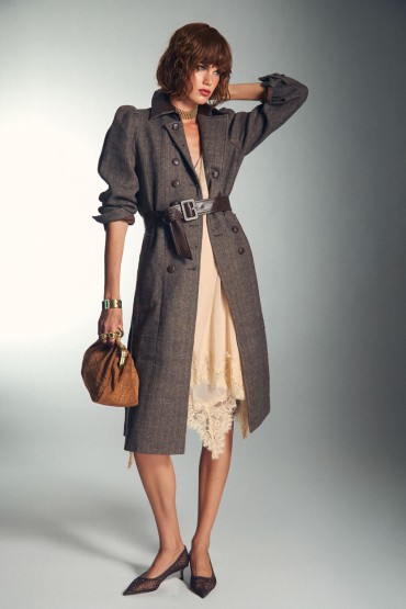 MANTEAU GRIS AVEC DES DÉTAILS EN SIMILICUIR CHOCOLAT