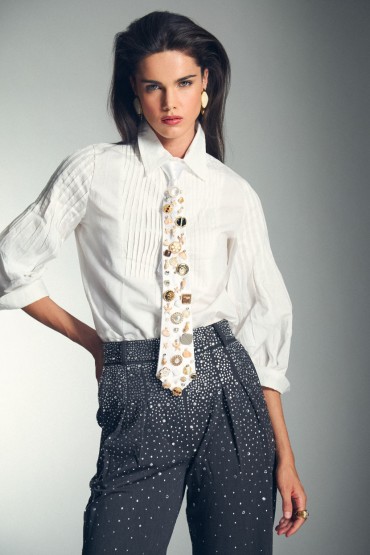 CAMISA BLANCA CON TABLAS EN CUELLO