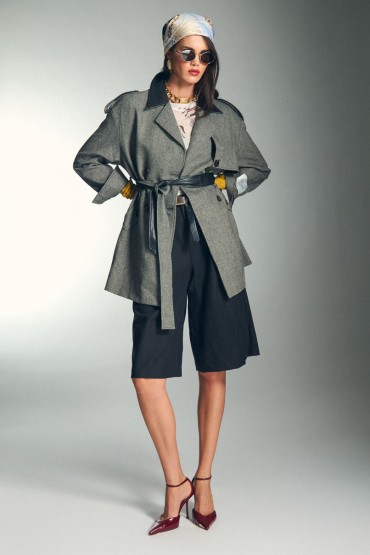 BLACK BERMUDA SHORTS