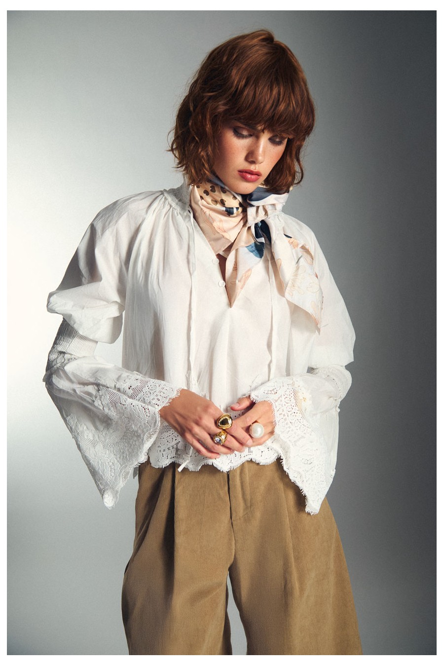 CAMISA BRANCA COM MANCHAS