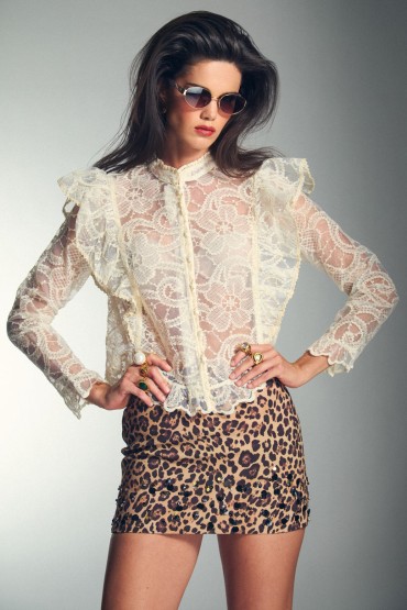 CAMISA BRANCA COM RENDAS FLORAIS